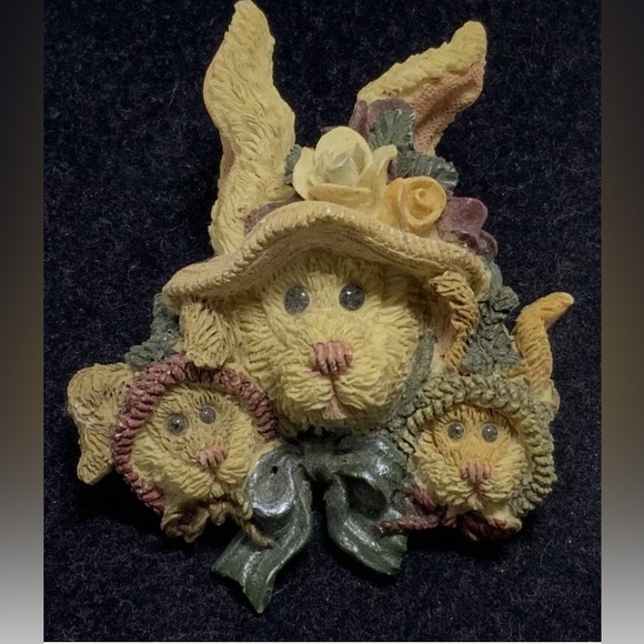 Vintage Boyds Bearwear Brooch - Mother Hare and Two Babies in Easter Hats - Picture 4 of 16